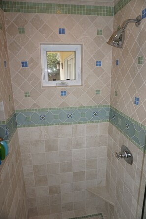 Secadora de cabello, toallas, jabón, papel de baño 