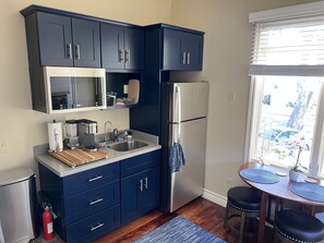 Kylskåp, mikrovågsugn, grytor/köksredskap och ismaskin