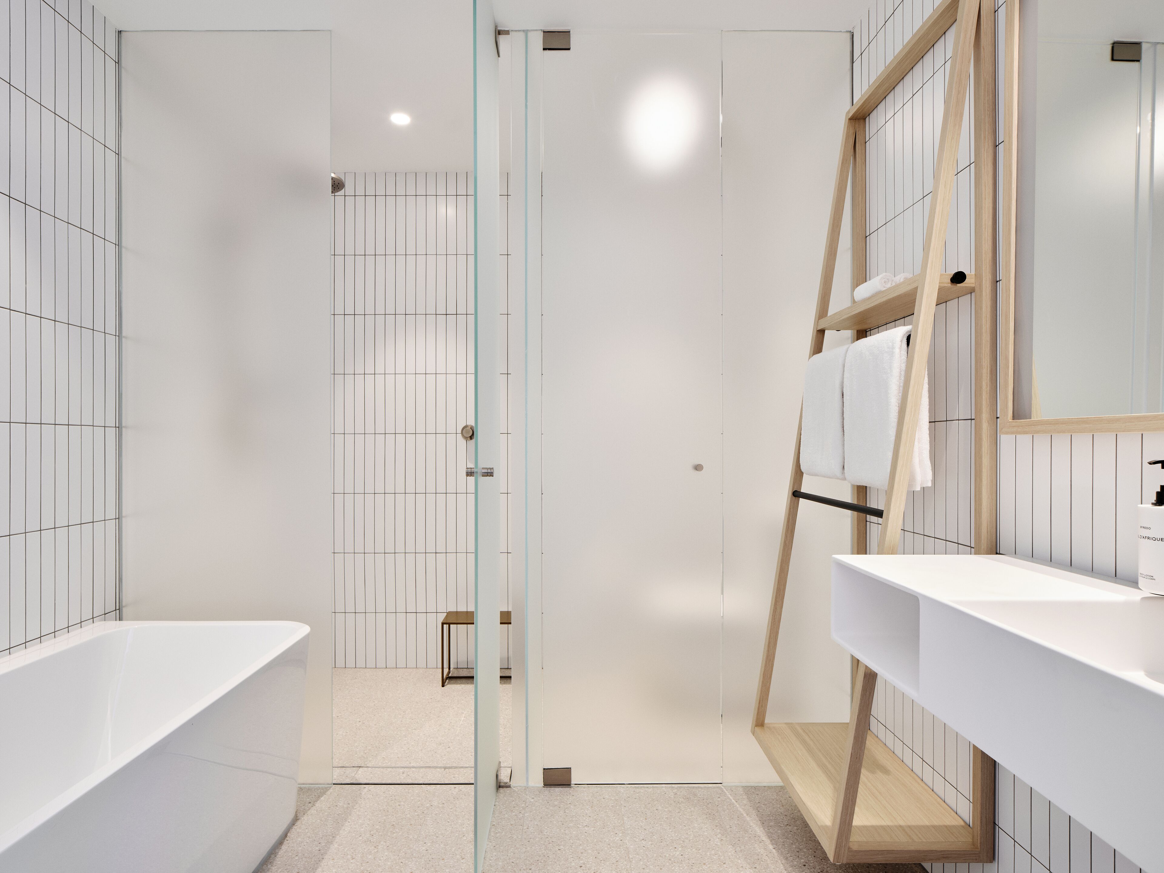 Apartamento superluxo, 1 cama King e sofá-cama | Banheiro | Produtos de toalete grátis, secador de cabelo, roupões de banho 