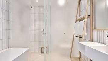 Apartemen Mewah, 1 Tempat Tidur King dengan tempat tidur Sofa | Kamar mandi | Perlengkapan mandi gratis, pengering rambut, jubah mandi, dan sandal