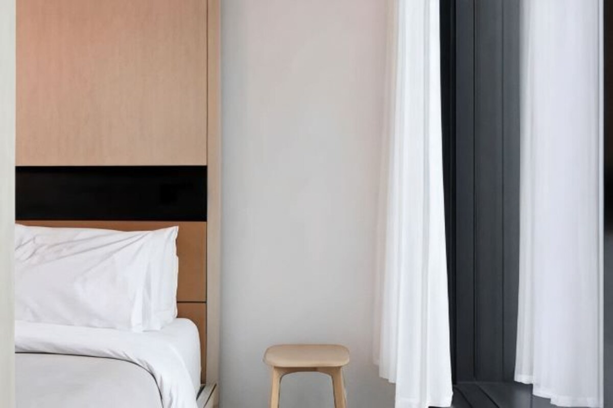 Sengetøy av topp kvalitet, minibar, safe på rommet og skrivebord