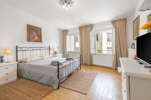 3 bedrooms, iron/ironing board, free WiFi - Nice apartment for 6 people with WIFI, A/C, TV, terrace and pets allowed (Lucca)