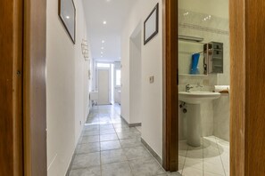 Shower, hair dryer, bidet - Nice apartment for 4 guests with WIFI, A/C (Viareggio)