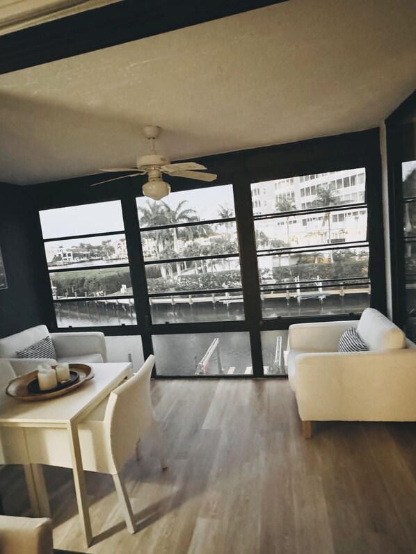 Smart TV, stereo - BAY VIEW CONDO & STEPS TO VANDERBILT BEACH! (Naples)