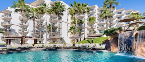 3 piscines extérieures