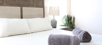 Modern Comfort, Home Feel-Escape to our hidden gem in Hesperia!