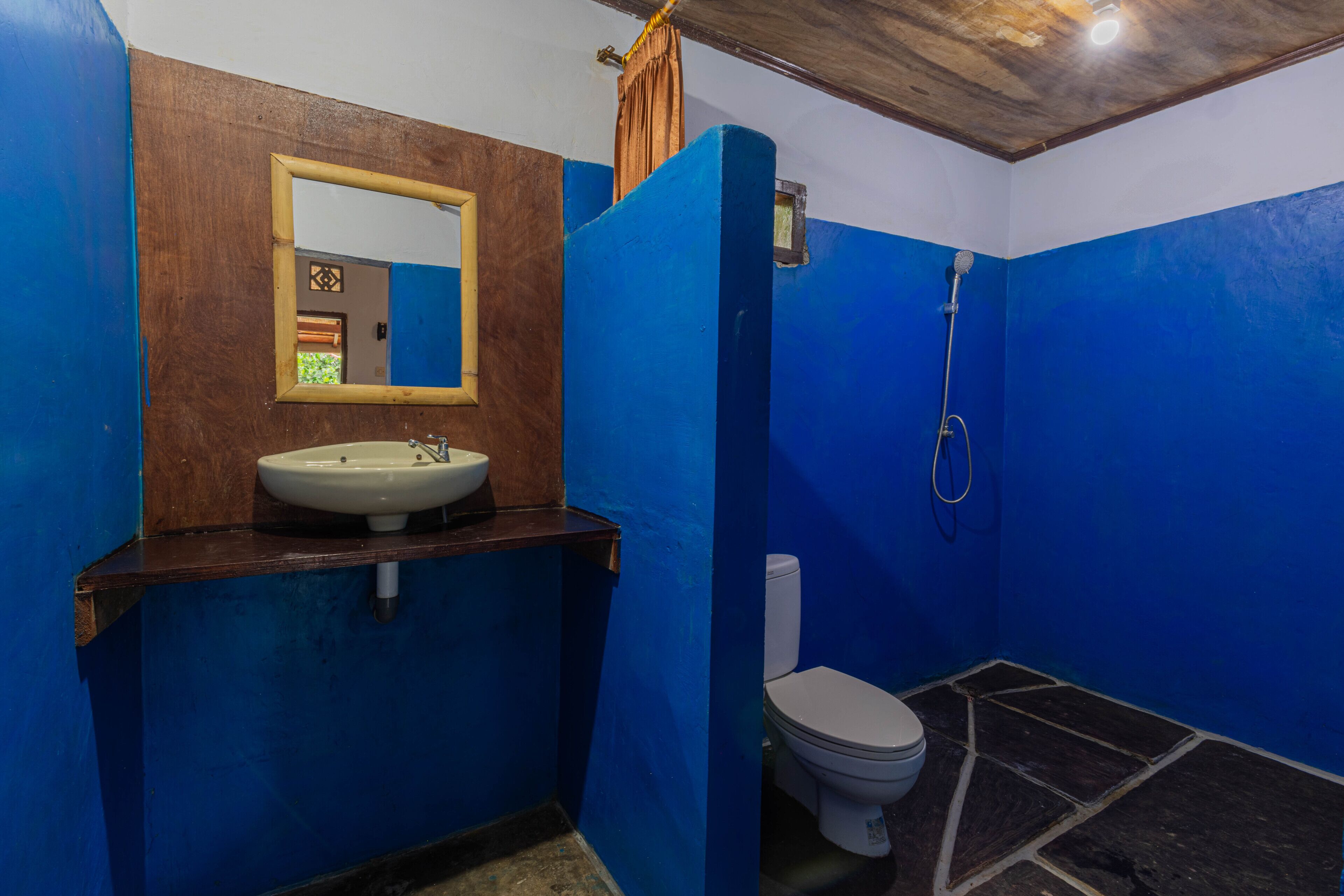 Standard Double Room | Bathroom | Slippers