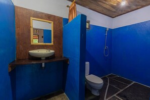 Standard Double Room | Bathroom | Slippers - RR Homestay Kuta Lombok (Kuta)