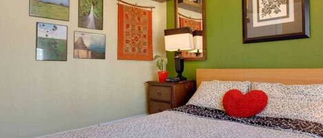 2 soverom, skrivebord, strykejern/-brett og wi-fi