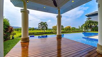 Una piscina al aire libre