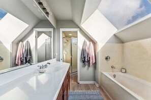 SĂšche-cheveux, bidet, serviettes fournies, savon