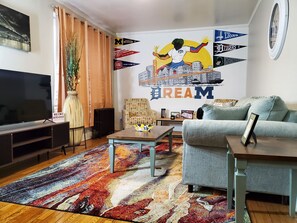 Living area - D.R.E.A.M & RELAX in this DETROIT Themed 1 Bedroom (Detroit)