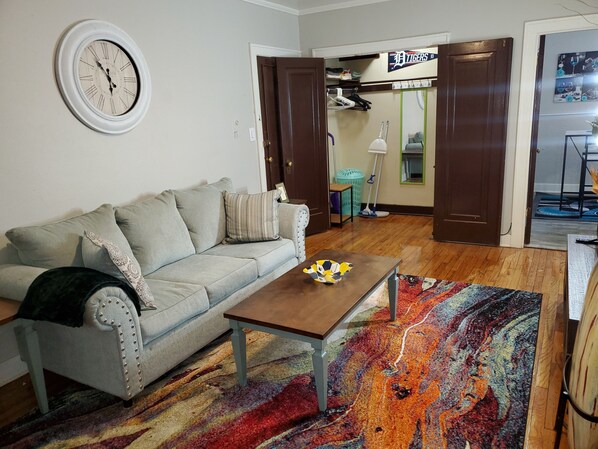 Living area - D.R.E.A.M & RELAX in this DETROIT Themed 1 Bedroom (Detroit)