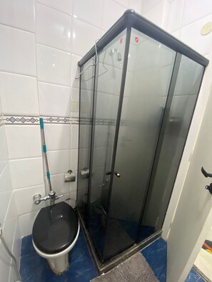 Toallas, jabón, shampoo, papel de baño 