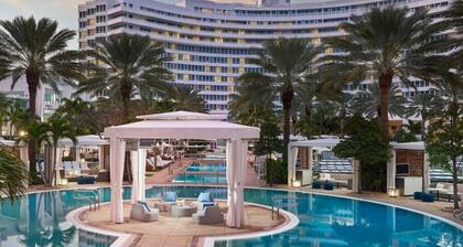 Fontainebleau Stunning Ocean Front suite with free parking and spa passes