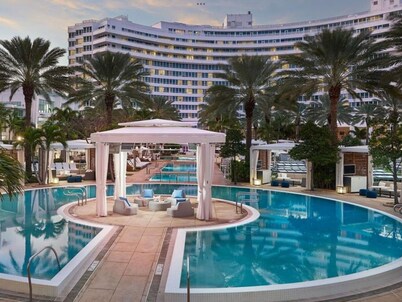 Fontainebleau Stunning Ocean Front suite with free parking and spa passes