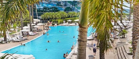 Utomhuspool och uppvärmd pool