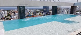 Skyline Luxury APT 1bedroom KING size bed in Downtown Sto Dgo Rooftop POOL/GYM
