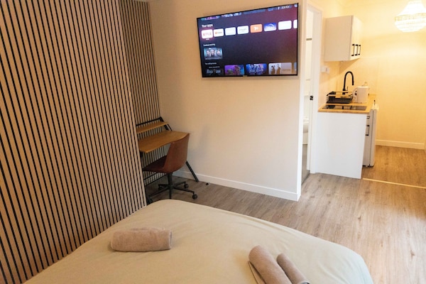 Smart TV with Netflix, Stan, Youtube etc