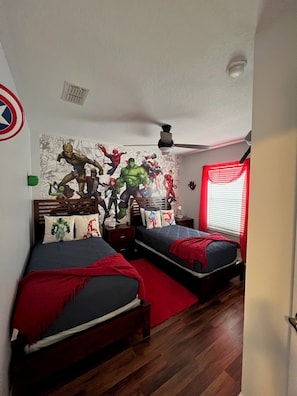 4 slaapkamers, een bureau, een strijkplank/strijkijzer, reisbedje