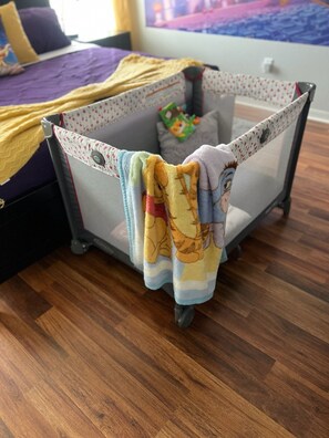 4 habitaciones, escritorio y tabla de planchar con plancha