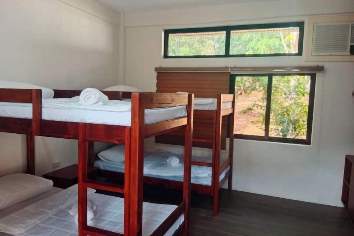 Literie de qualité, couette en duvet, coffre-fort, bureau