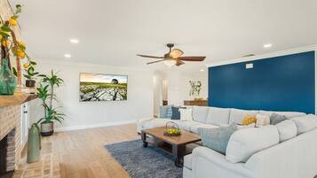 Älytelevisio, takka, kirjoja