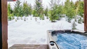 Outdoor spa tub - The Arete: 3-bedroom mountain townhouse with hot tub (Golden)