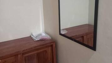 Kamar Double Standar | Wi-Fi gratis dan seprai linen