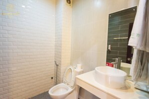 Een douche, een haardroger, pantoffels, handdoeken
