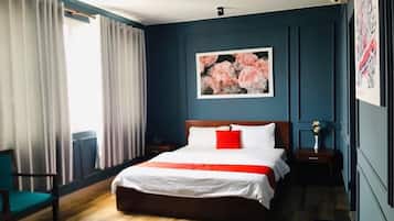 Family Quadruple Room | Minibar, desk, blackout drapes, soundproofing