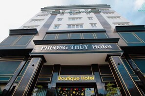La façade de l’hôtel Phuong Thuy, avec son nom affiché en évidence.