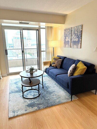 Spacious 3 bedroom 2 bathroom condo in the heart of Mississauga w/ parking!