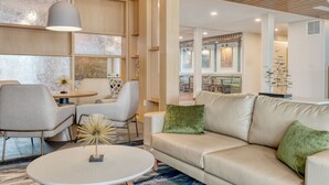 Lobby-lounge