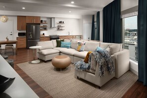 En 50-tommers smart-TV med kabel-kanaler samt Netflix og Hulu