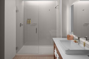Dusche, kostenlose Toilettenartikel, Haartrockner, Handtücher
