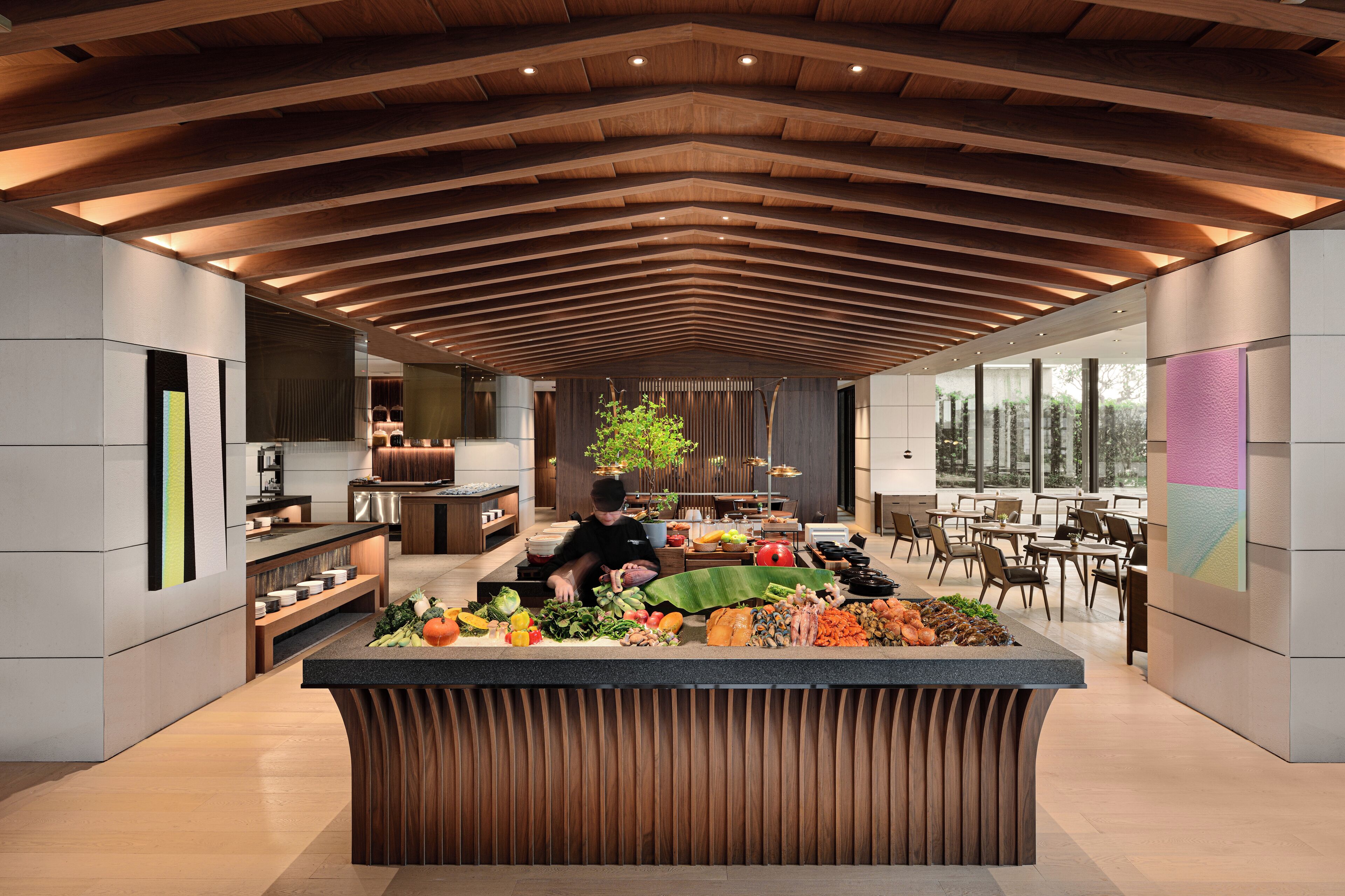 2 間餐廳，供應早餐、午餐和晚餐，中式料理