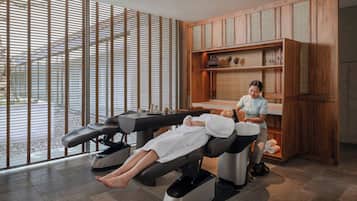 Couples treatment room(s), sauna, hot tub, steam room, massages