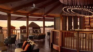 2 bars/lounges, cocktail bar, lobby lounge