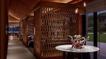 3 restaurants; breakfast, lunch, and dinner served