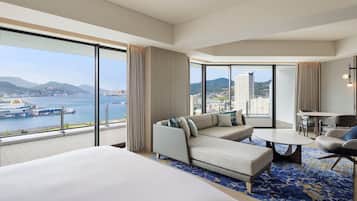 Phòng Suite Junior, 1 giường đôi, góc | Minibar, bàn, màn/rèm cản sáng, bàn ủi/dụng cụ ủi quần áo