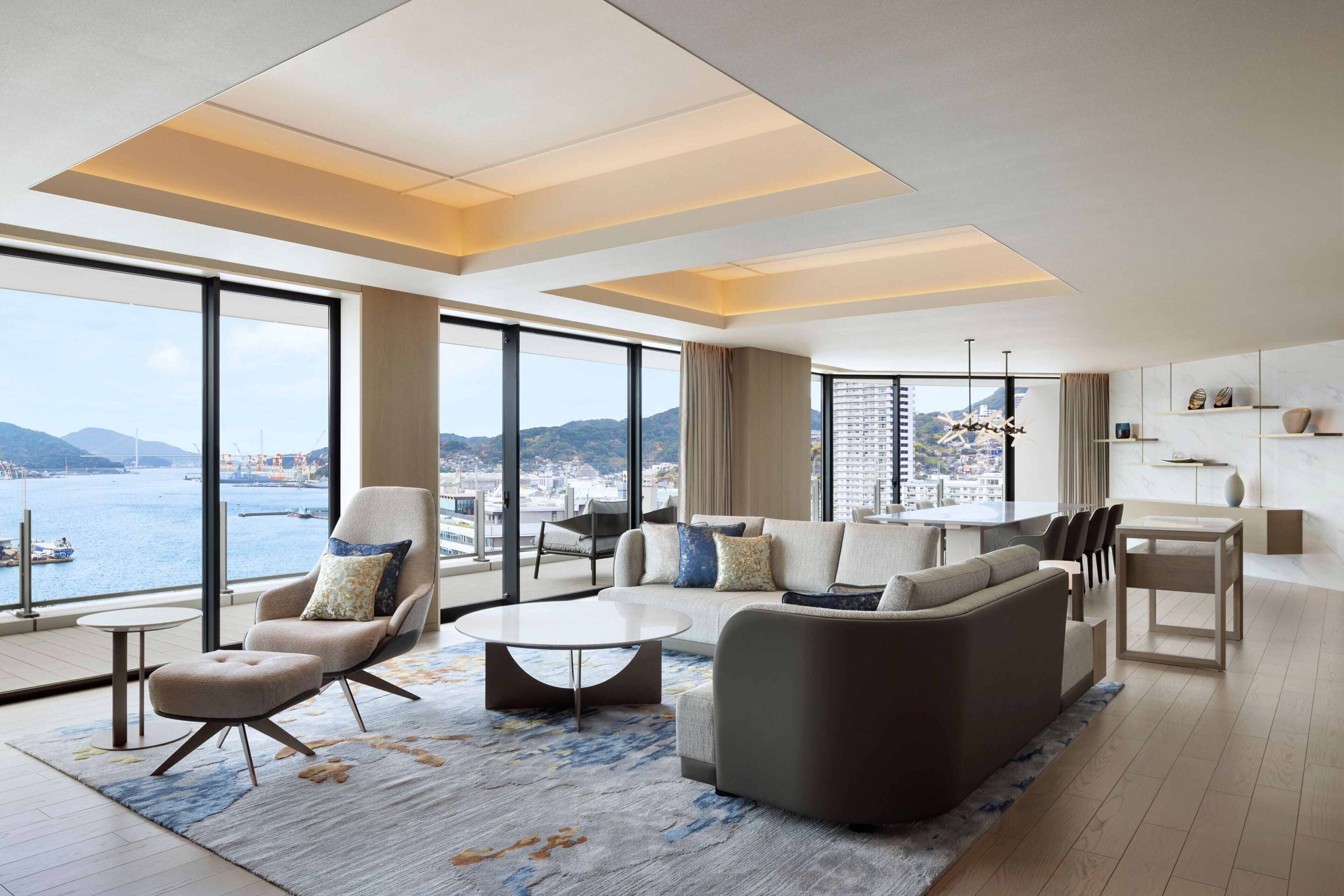 Minibar, una scrivania, tende oscuranti, ferro/asse da stiro