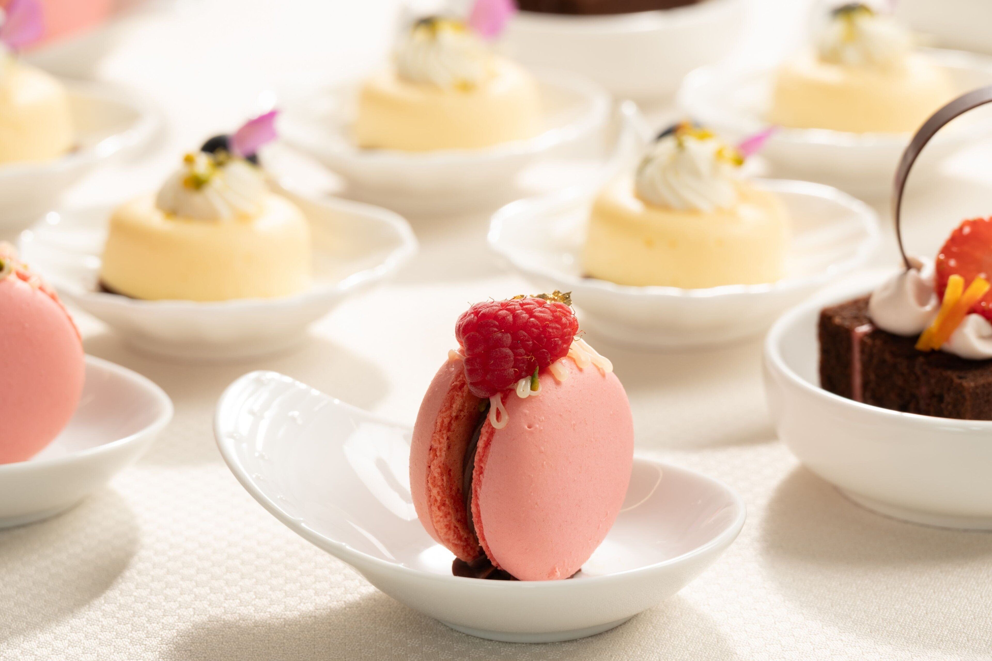 Una mesa con varios postres y dulces.