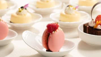 Una mesa con varios postres y dulces.