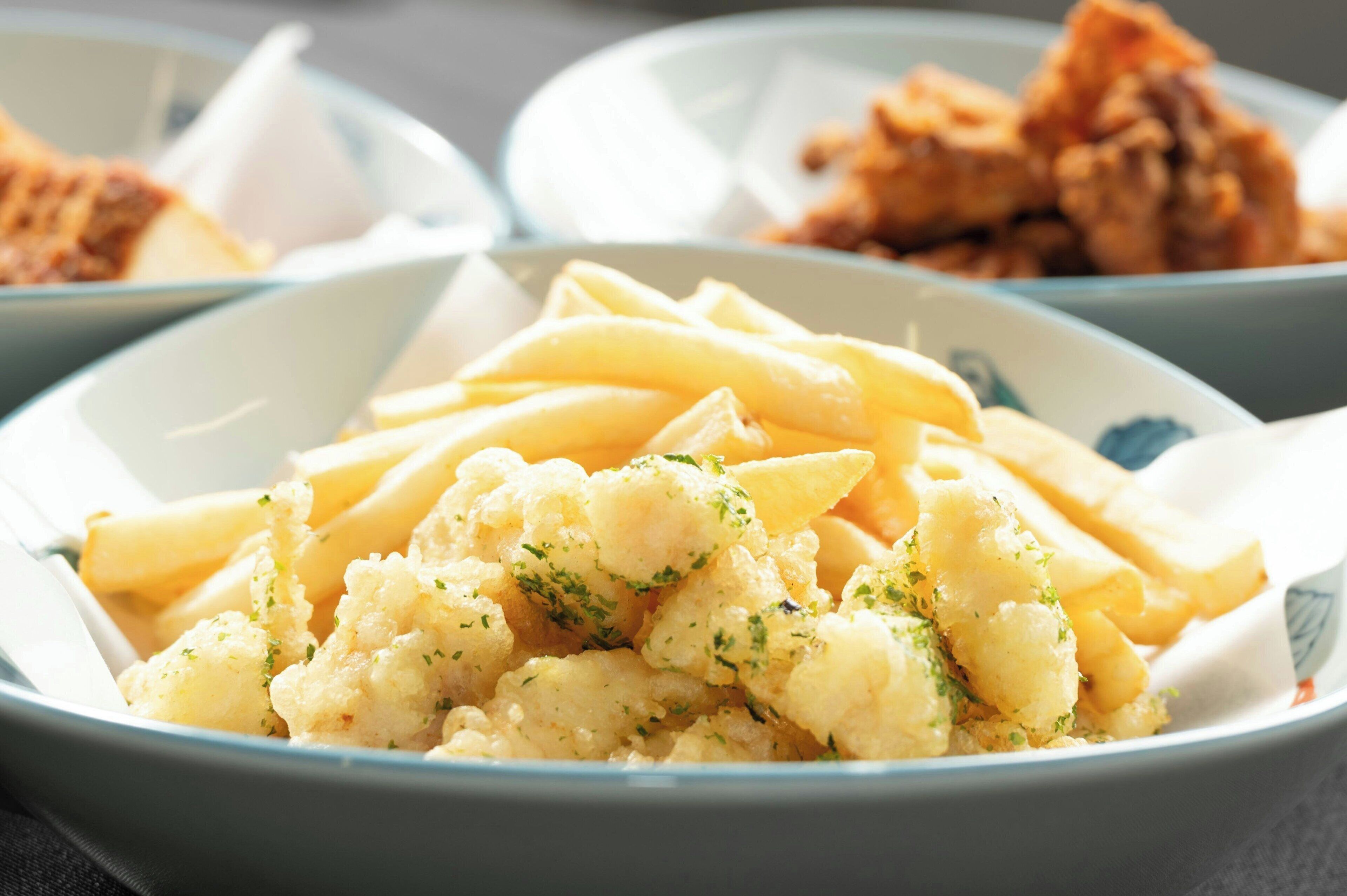 Un plato de coliflor y papas fritas.