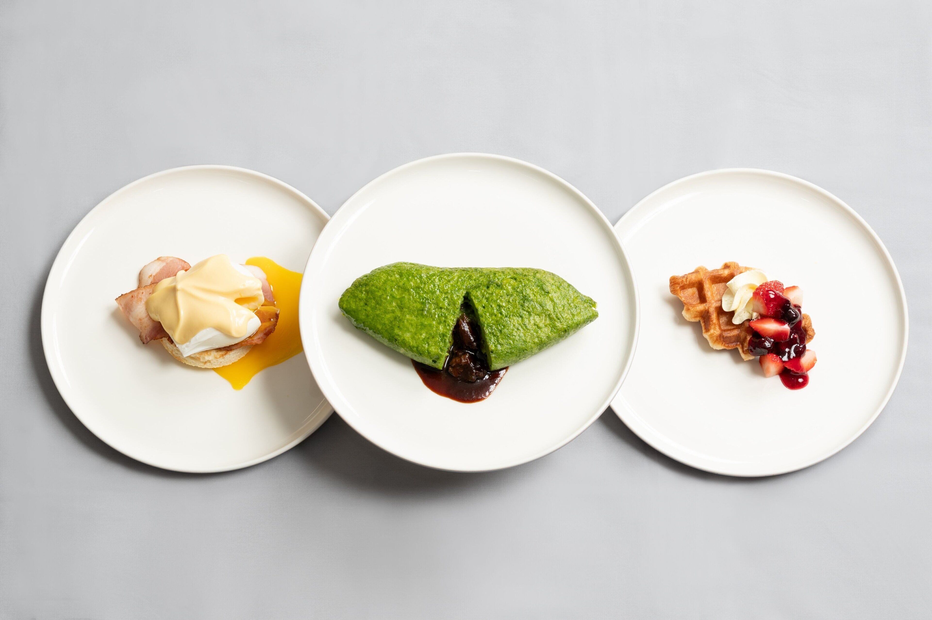 Tres platos blancos con distintos alimentos.