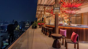 Rooftop bar - Moxy Bangkok Ratchaprasong (Bangkok)