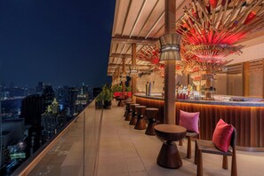 Rooftop bar - Moxy Bangkok Ratchaprasong (Bangkok)