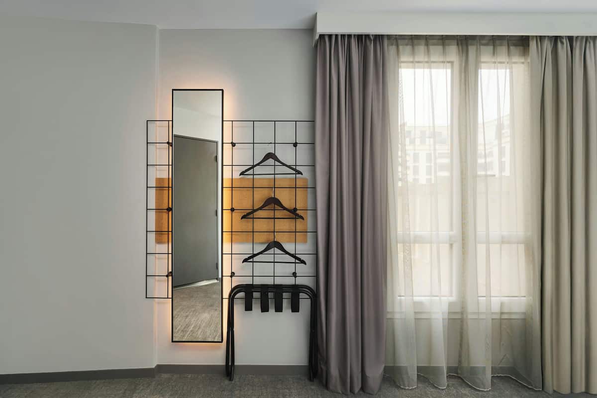 Suíte, 1 cama Queen, para não fumantes | Roupas de cama antialérgicas, escrivaninha
