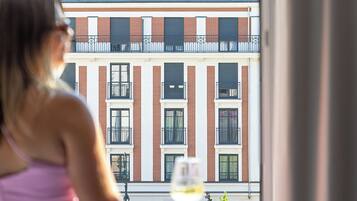 Chambre, 1 grand lit, vue ville | Literie hypoallergénique, bureau